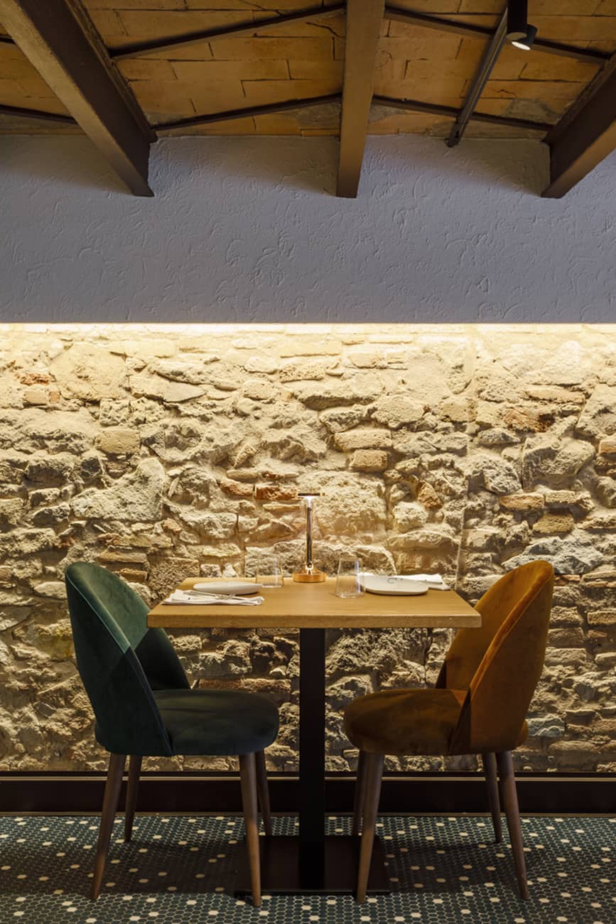 Interiorismo pared de piedra